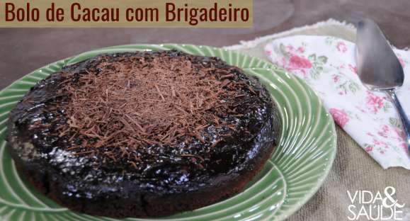 Receita: Bolo de Cacau com Brigadeiro Saudável