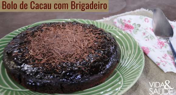 Receita: Bolo de Cacau com Brigadeiro Saudável