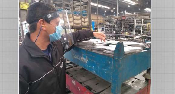 Empresa produz protetores faciais e doa a profissionais que atuam no controle do coronavírus