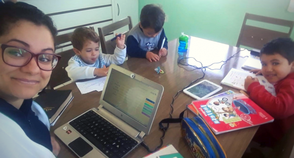 Professora concilia atendimento virtual de alunos e dos três filhos