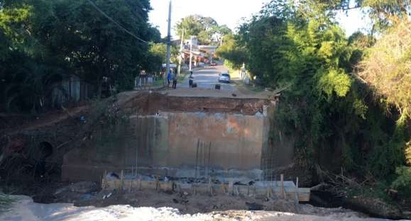 Carro cai na Ponte do Amorim e duas pessoas ficam feridas