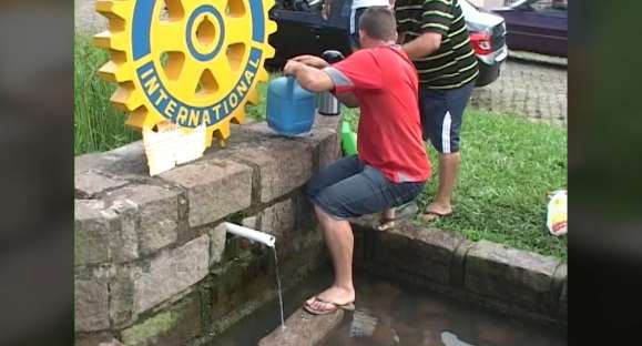 Moradores do bairro Santo Antonio querem volta da água na bica da praça