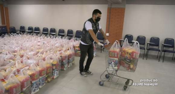 Alunos em vulnerabilidade social recebem kits de merenda escolar