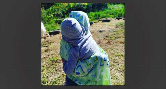 Enfermeira se enrola em lençol para poder abraçar filho