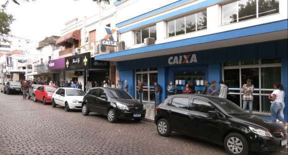 Cachoeirenses fazem fila para conseguir auxílio emergencial
