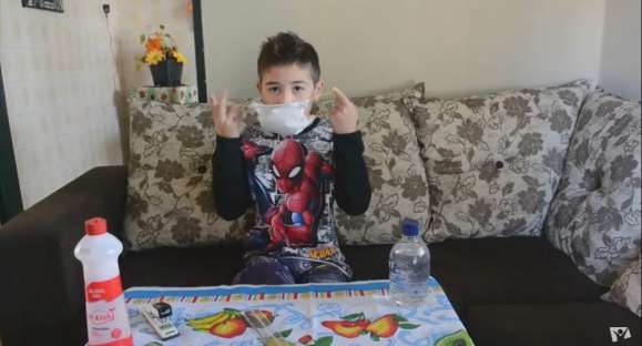 Menino de 10 anos ensina a fazer máscara caseira