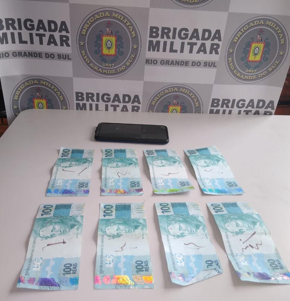 Na abordagem, Brigada Militar apreendeu oito notas falsas de R$ 100,00.