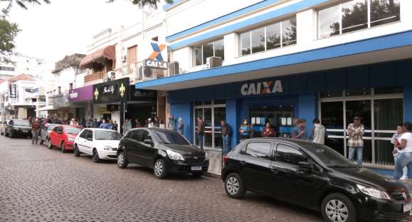 Prefeitura de Cachoeira fecha Sete de Setembro para distanciar pessoas na fila da Caixa