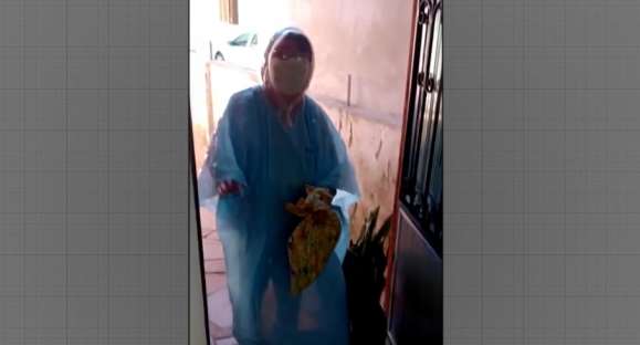 Mãe se veste com sacos plásticos para ver a filha