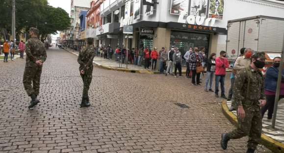 Cachoeirenses fazem fila desde a madrugada para sacar auxílio emergencial