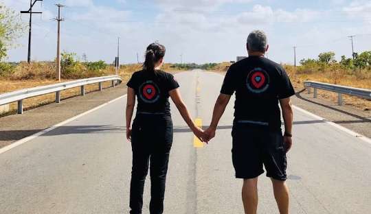 Casal viaja o mundo em busca de histórias inspiradoras