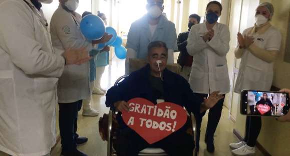 Recuperado da COVID-19, Job recebe alta e sai do HCB