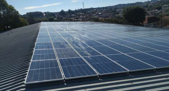 Instalação de painéis solares é inspecionada e aprovada