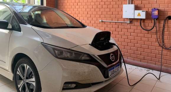 Setor automotivo enfrenta quedas, mas carro elétrico é exceção