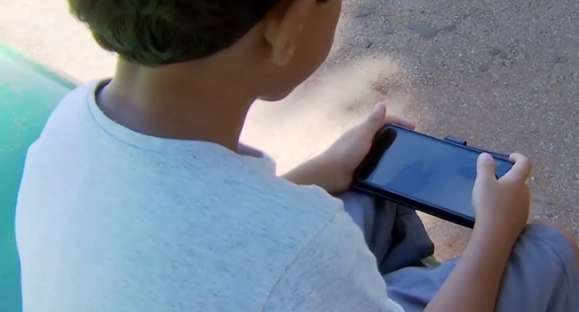 Uso excessivo do celular pode ser prejudicial para a visão das crianças