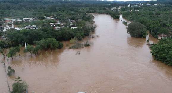 Enchentes no RS deixam mais de 3 mil pessoas fora de casa