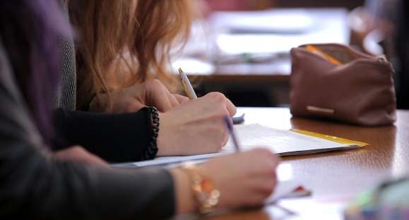 Retomada de aulas presenciais deve começar pelo ensino superior
