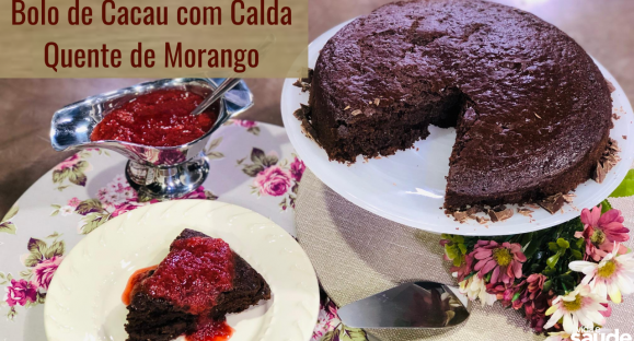 Receita: Bolo de Cacau com Calda Quente de Morango