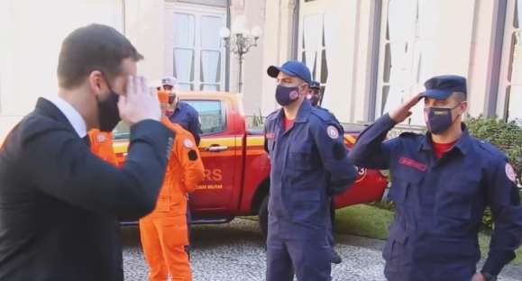 Bombeiros são reconhecidos por ato de bravura