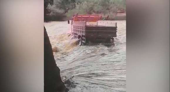 Bombeiros resgatam família em caminhão arrastado pela água