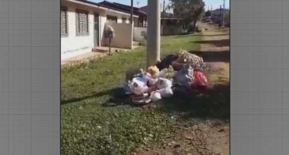Conesul é responsável por coletar o lixo na frente da casa do morador