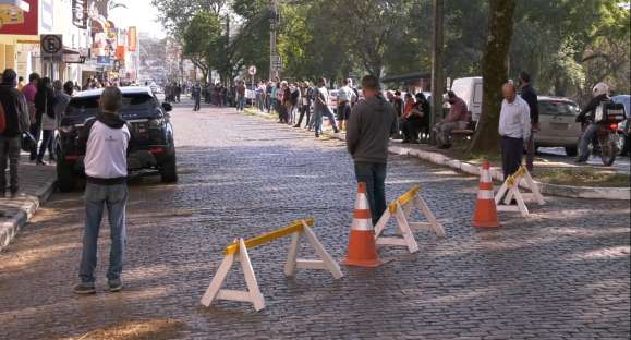 Longas filas na Caixa para pagamento de parcelas do auxílio emergencial nesta segunda-feira