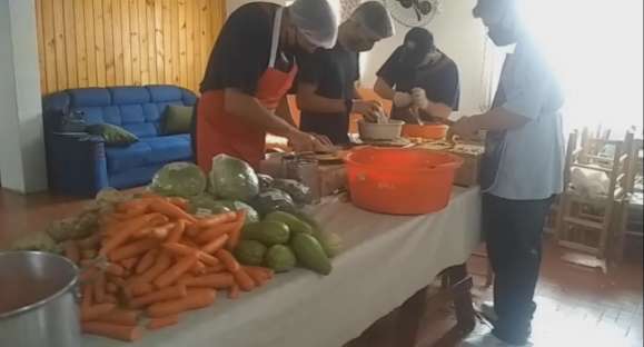 Voluntários distribuem marmitas em bairros carentes de Carazinho