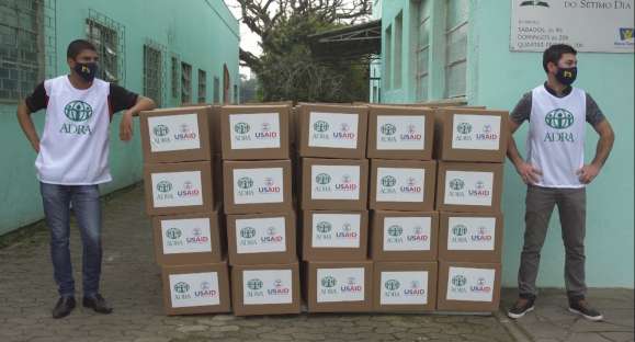 Famílias carentes recebem materiais de higiene da ADRA