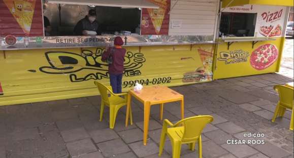 Com mesas e cadeiras em espaço público, lancherias esperam mais movimento