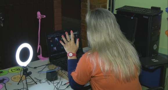 Escola cachoeirense monta estúdio para auxiliar professores em aulas a distância