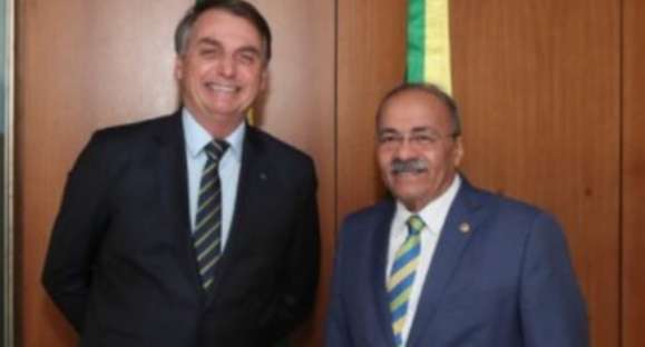 Senador flagrado com dinheiro na cueca é exonerado