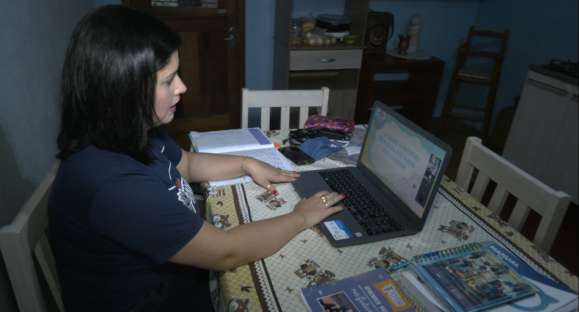 Professores se reinventam na arte de ensinar