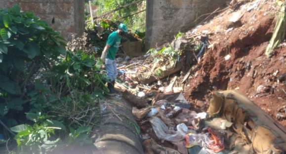 Após reclamações dos moradores, prefeitura retira lixo no Beco dos Trilhos