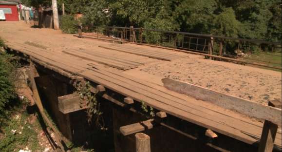 Moradores do Beco dos Trilhos reclamam de precariedade de ponte
