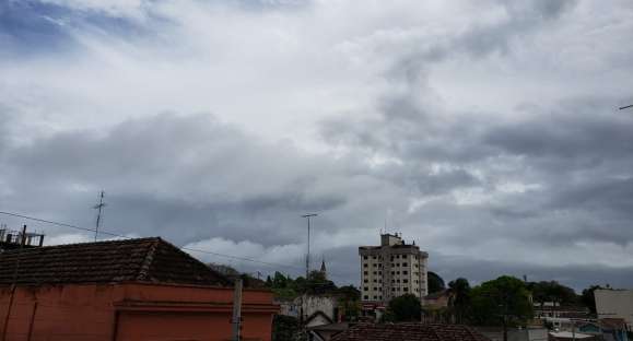 Terça-feira começa nublada, mas sol aparece ao longo do dia
