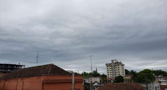 Quinta-feira começa nublada, mas sol aparece ao longo do dia