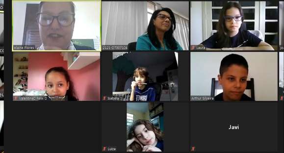 Lena Caetano participa de aula online com alunos