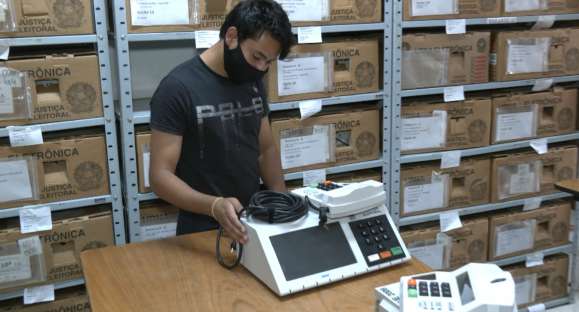 Urnas são preparadas para o dia das Eleições