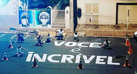 Escola HCB promove projeções para motivar profissionais da saúde