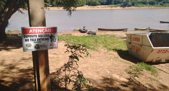 Sinalização indica áreas impróprias para banho nas margens do Rio Jacuí