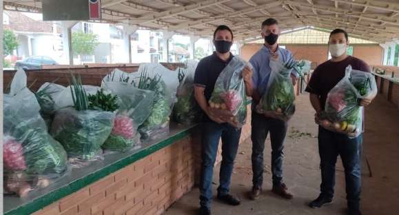 110 famílias cachoeirenses recebem sacolões de alimentos