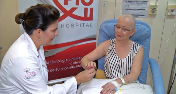 Voluntária faz as unhas, cabelo e maquiagem de pacientes oncológicos