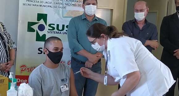Yuri Feijó Fagundes foi o primeiro vacinado contra a COVID-19 em Cachoeira