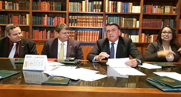 Bolsonaro anuncia fim do imposto federal sobre preço do diesel