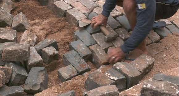 Trabalhadores remontam mosaico do calçamento na Sete de Setembro