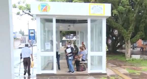 Sem opção, cachoeirenses seguem usando paradas interditadas