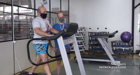 Exercícios auxiliam pessoas que tiveram COVID-19 a recuperar respiração