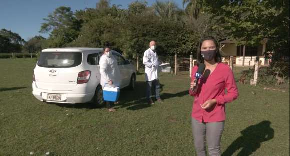 Equipe de saúde faz roteiro pelo interior para vacinar acamados