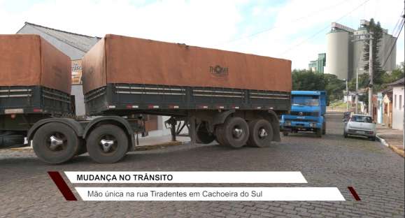 Trânsito na rua Tiradentes agora tem sentido único