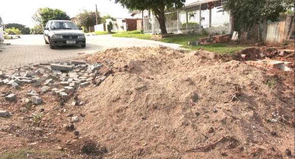 Calçamento inacabado no bairro Noêmia causa transtorno aos moradores